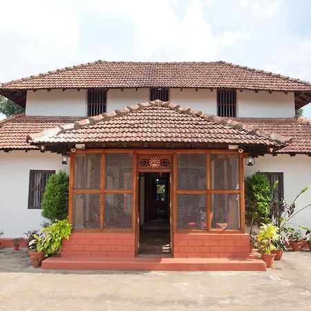 Napoklu Sardar Bahadur'S Heritage Bungalow Estate Stay מראה חיצוני תמונה
