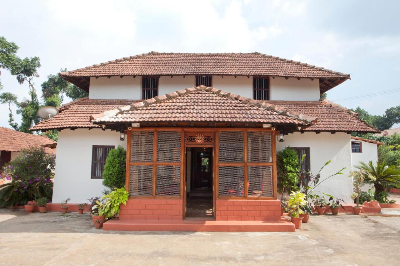 Napoklu Sardar Bahadur'S Heritage Bungalow Estate Stay מראה חיצוני תמונה