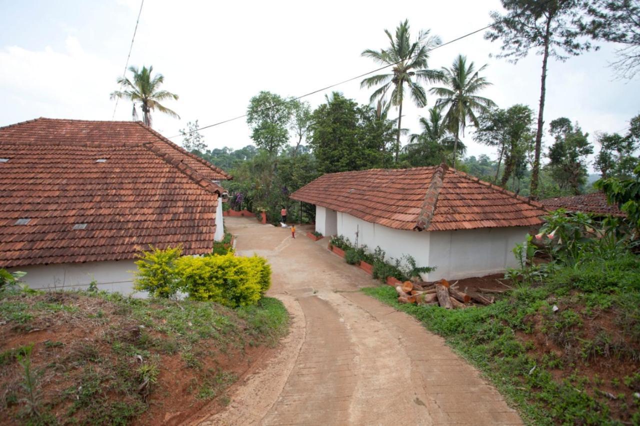 Napoklu Sardar Bahadur'S Heritage Bungalow Estate Stay מראה חיצוני תמונה