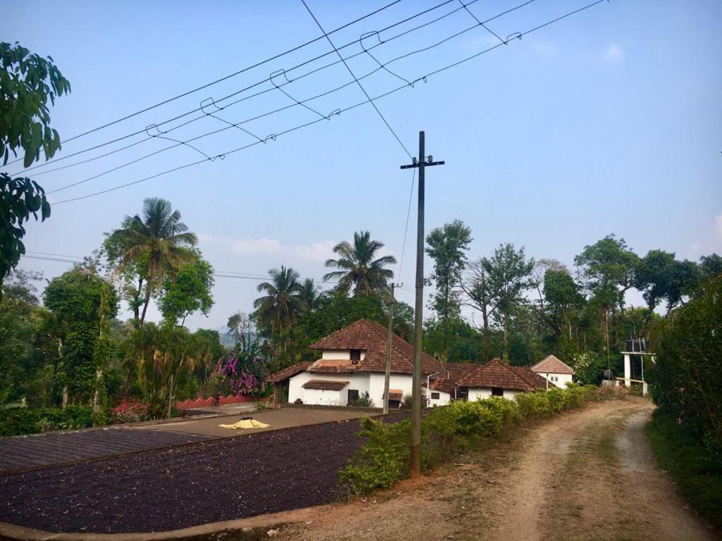 Napoklu Sardar Bahadur'S Heritage Bungalow Estate Stay מראה חיצוני תמונה