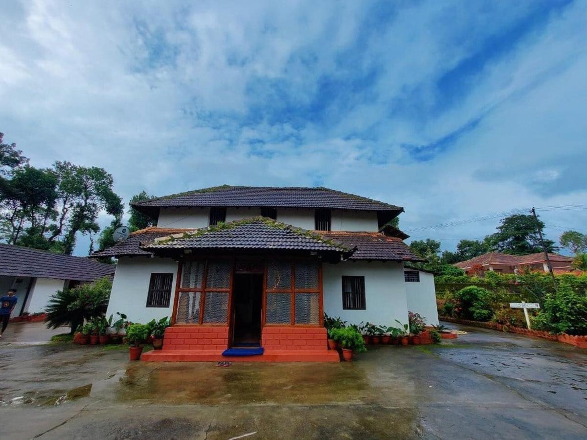 Napoklu Sardar Bahadur'S Heritage Bungalow Estate Stay מראה חיצוני תמונה