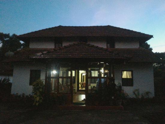 Napoklu Sardar Bahadur'S Heritage Bungalow Estate Stay מראה חיצוני תמונה