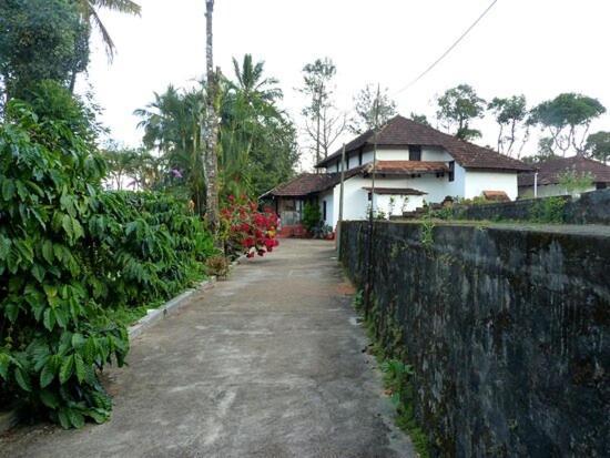 Napoklu Sardar Bahadur'S Heritage Bungalow Estate Stay מראה חיצוני תמונה